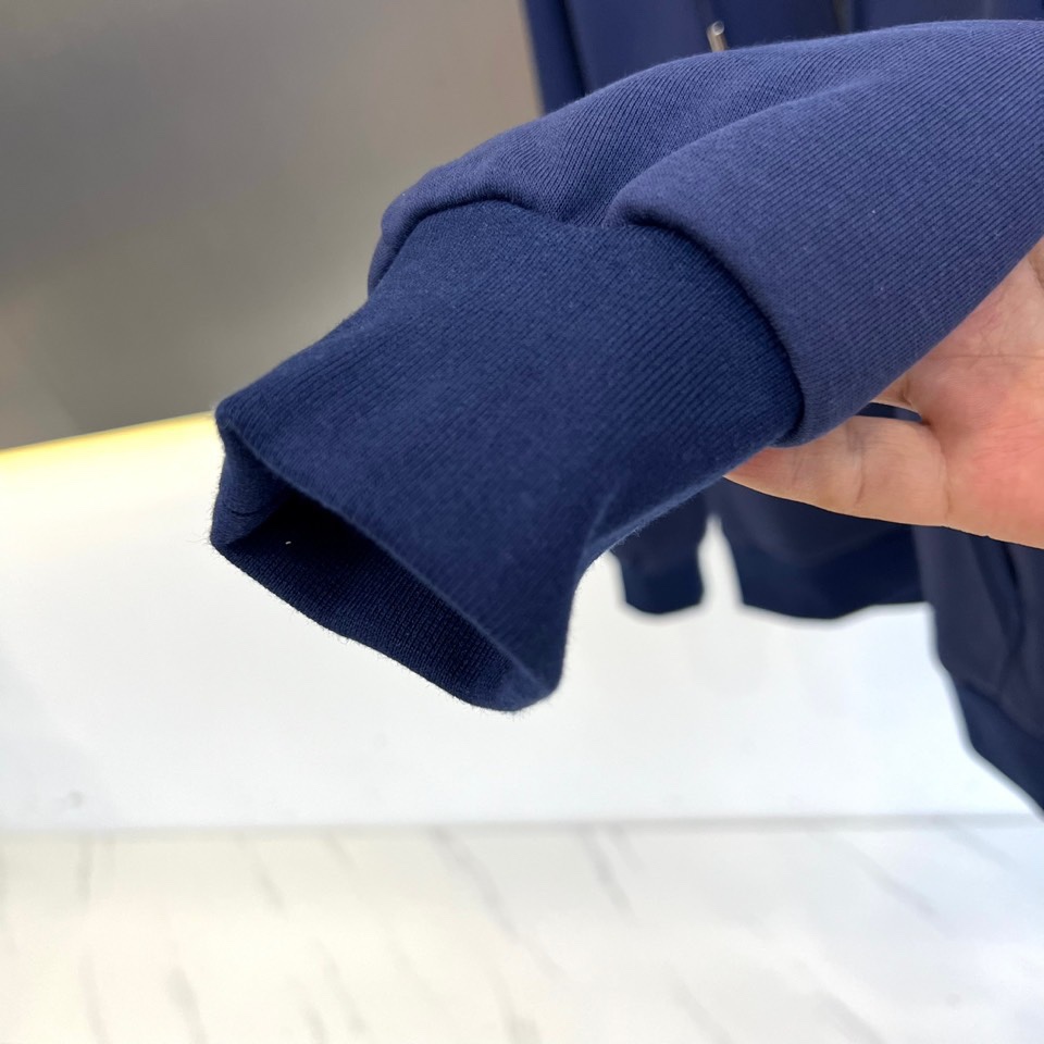 Bur巴宝莉、2025秋冬新品运动套装，经典英伦运动风尚。本套装包含一件连帽拉链外套与一条同色系束脚运动