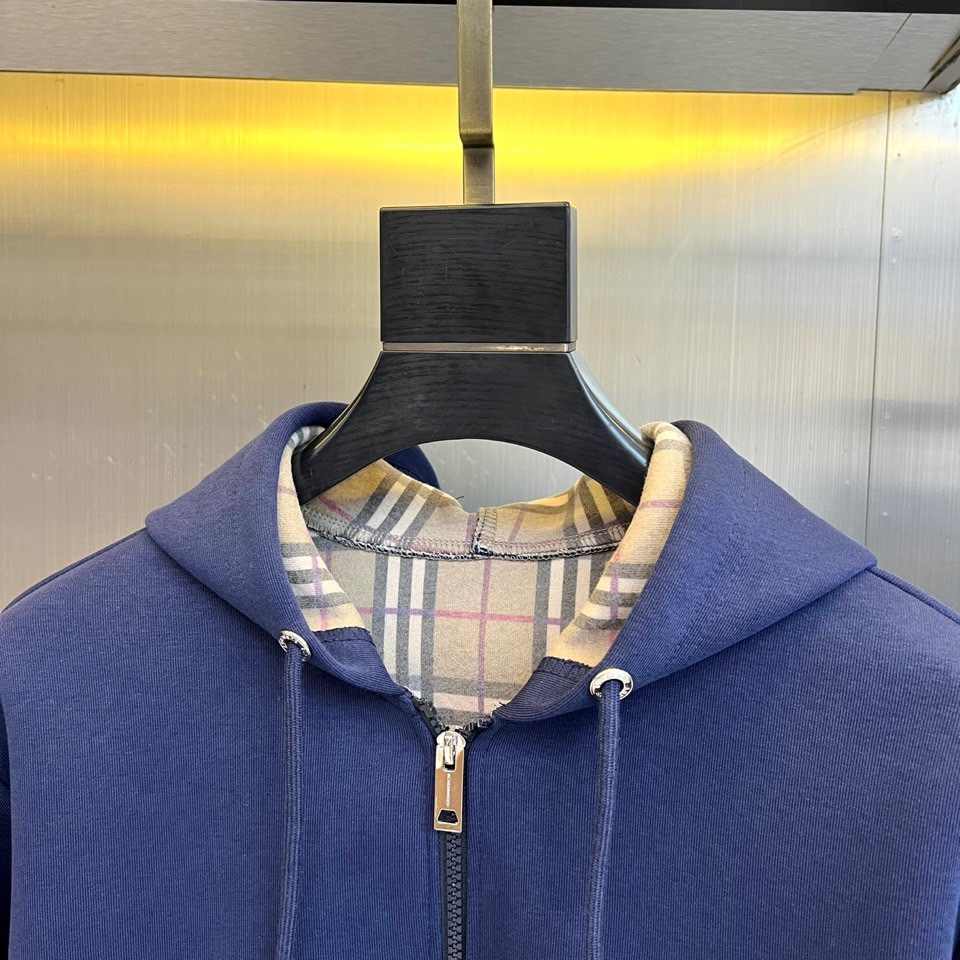 Bur巴宝莉、2025秋冬新品运动套装，经典英伦运动风尚。本套装包含一件连帽拉链外套与一条同色系束脚运动