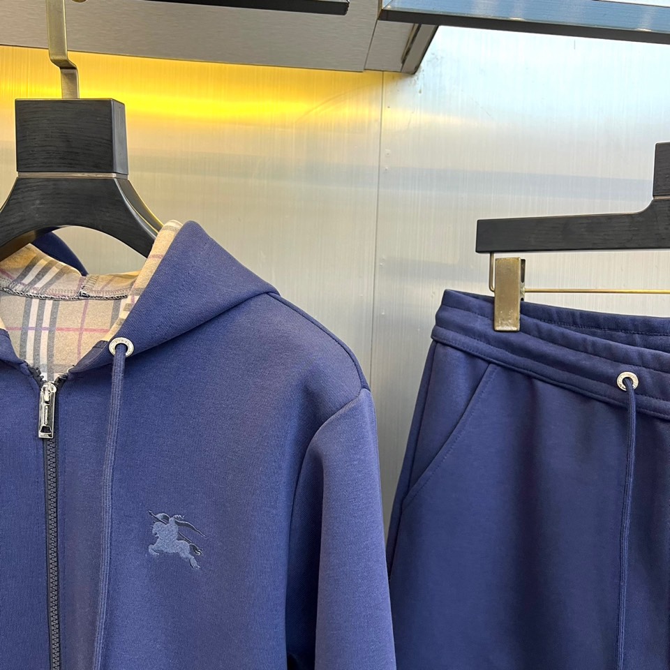 Bur巴宝莉、2025秋冬新品运动套装，经典英伦运动风尚。本套装包含一件连帽拉链外套与一条同色系束脚运动