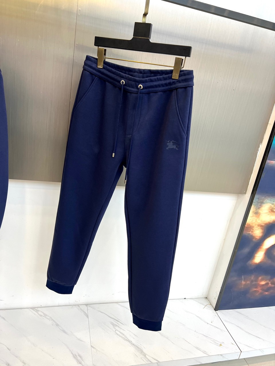 Bur巴宝莉、2025秋冬新品运动套装，经典英伦运动风尚。本套装包含一件连帽拉链外套与一条同色系束脚运动