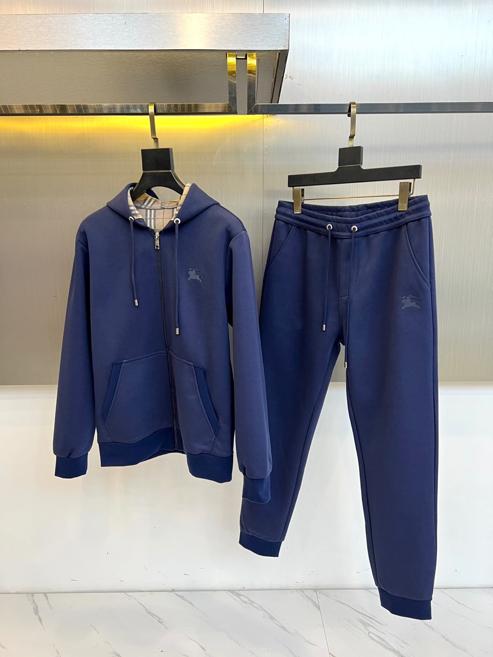 Bur巴宝莉、2025秋冬新品运动套装，经典英伦运动风尚。本套装包含一件连帽拉链外套与一条同色系束脚运动