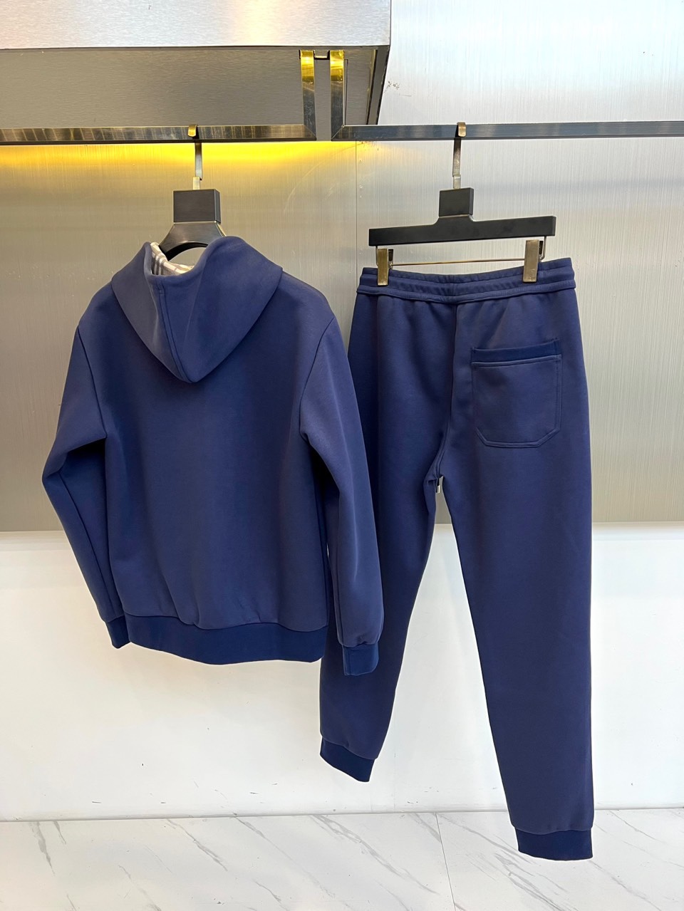 Bur巴宝莉、2025秋冬新品运动套装，经典英伦运动风尚。本套装包含一件连帽拉链外套与一条同色系束脚运动