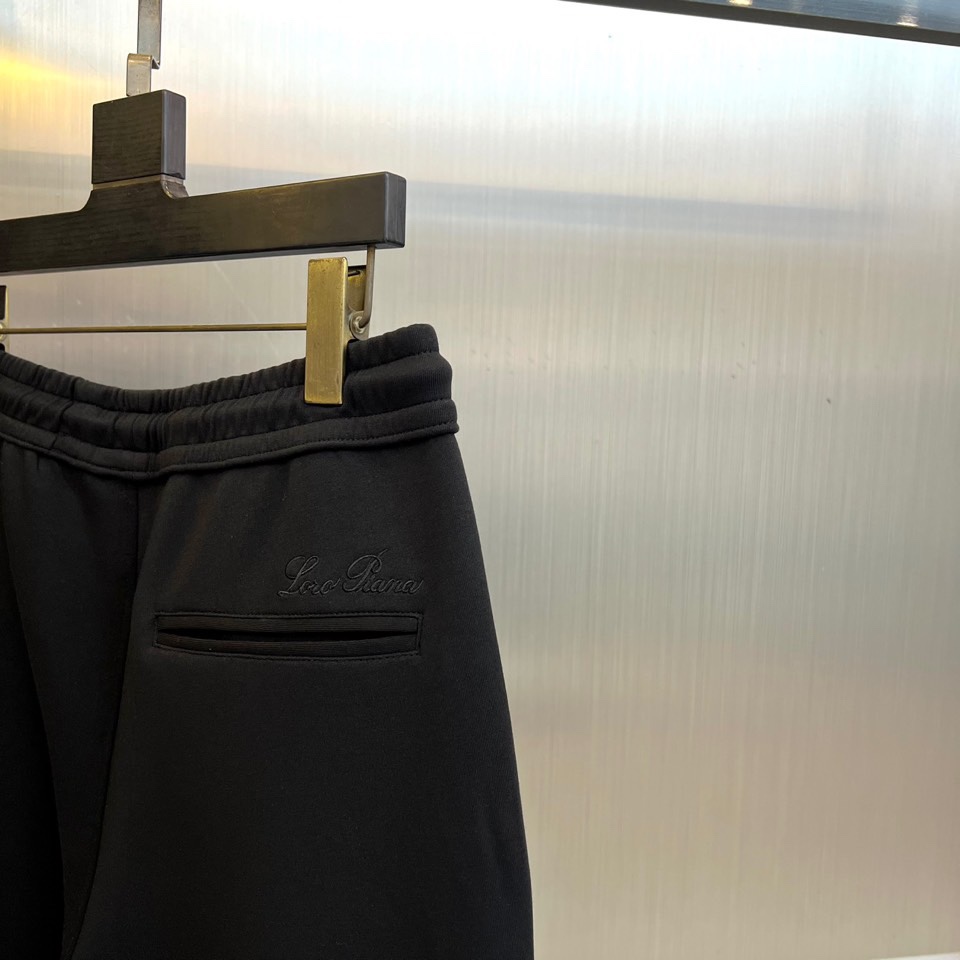 Loro Piana 2025秋冬新品运动套装，本套装由上装连帽拉链卫衣与同色系直筒休闲裤组成，风格和谐