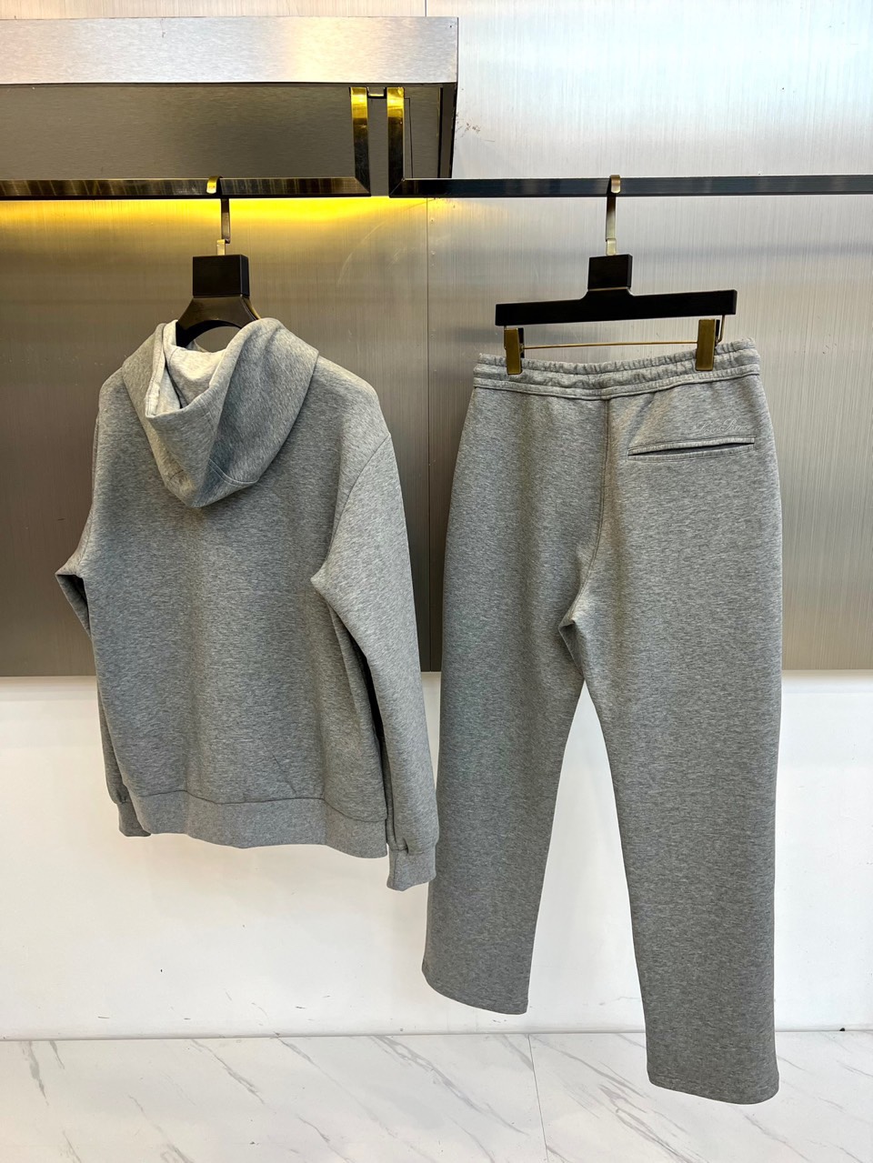 Loro Piana 2025秋冬新品运动套装，本套装由上装连帽拉链卫衣与同色系直筒休闲裤组成，风格和谐