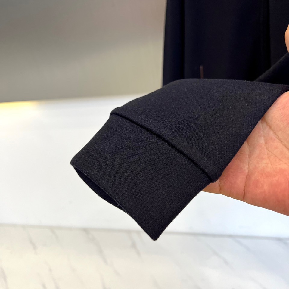 Brunello Cucinelli-BC-2025秋冬新品羊毛空气层运动套装，这款运动套装以立领拉链外