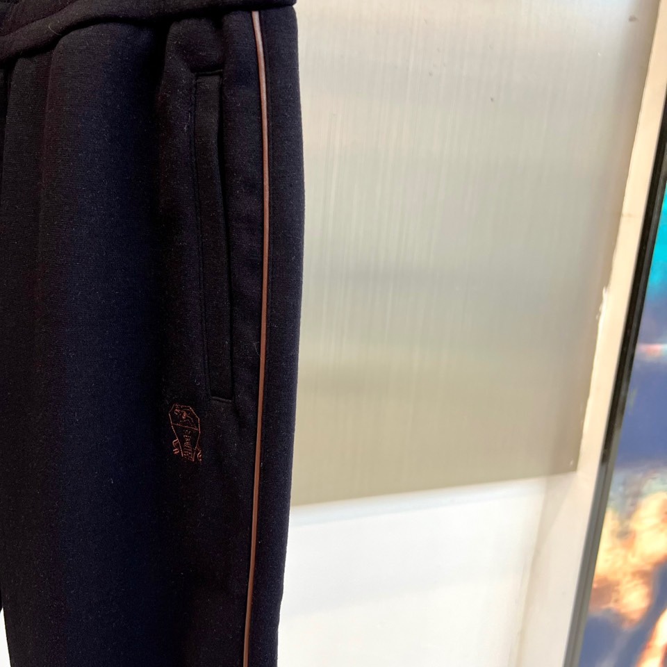 Brunello Cucinelli-BC-2025秋冬新品羊毛空气层运动套装，这款运动套装以立领拉链外