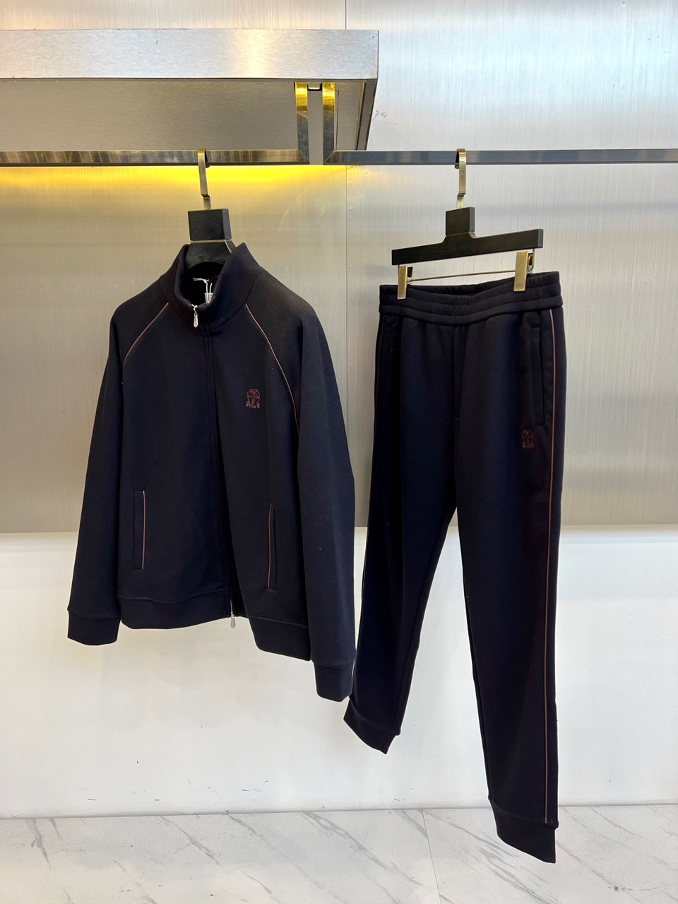 Brunello Cucinelli-BC-2025秋冬新品羊毛空气层运动套装，这款运动套装以立领拉链外