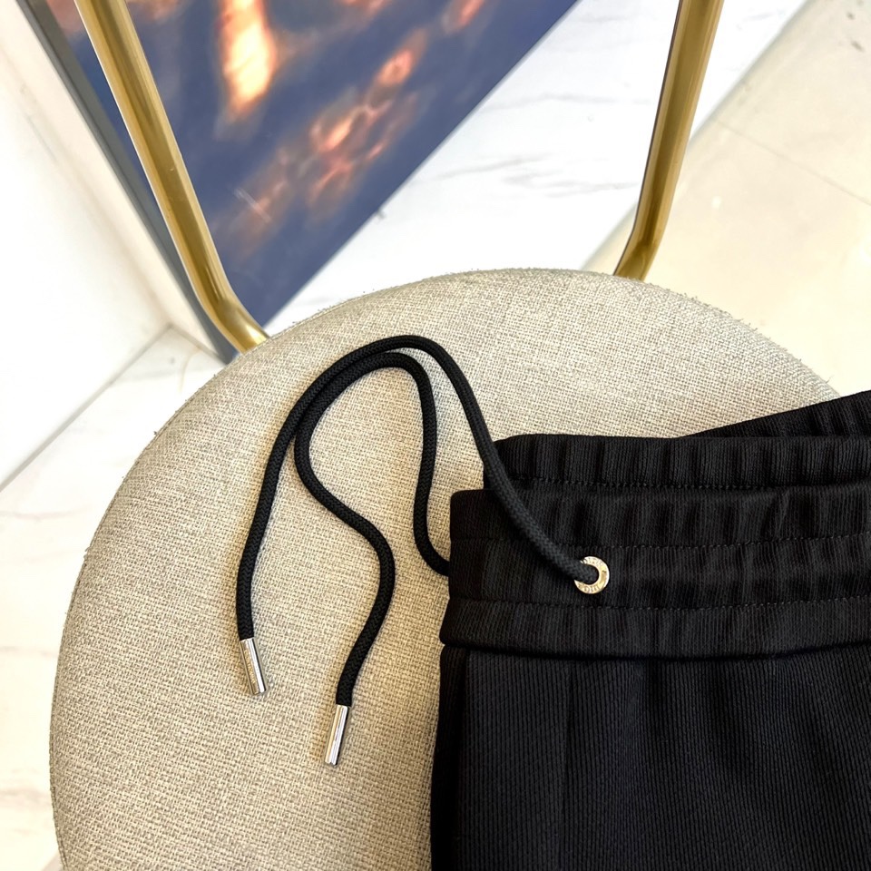 Dio迪奥、2025秋冬男士运动系列。精选哑光弹力面料打造立体剪裁套装，肩袖处的灰色科技面料拼接如同破晓