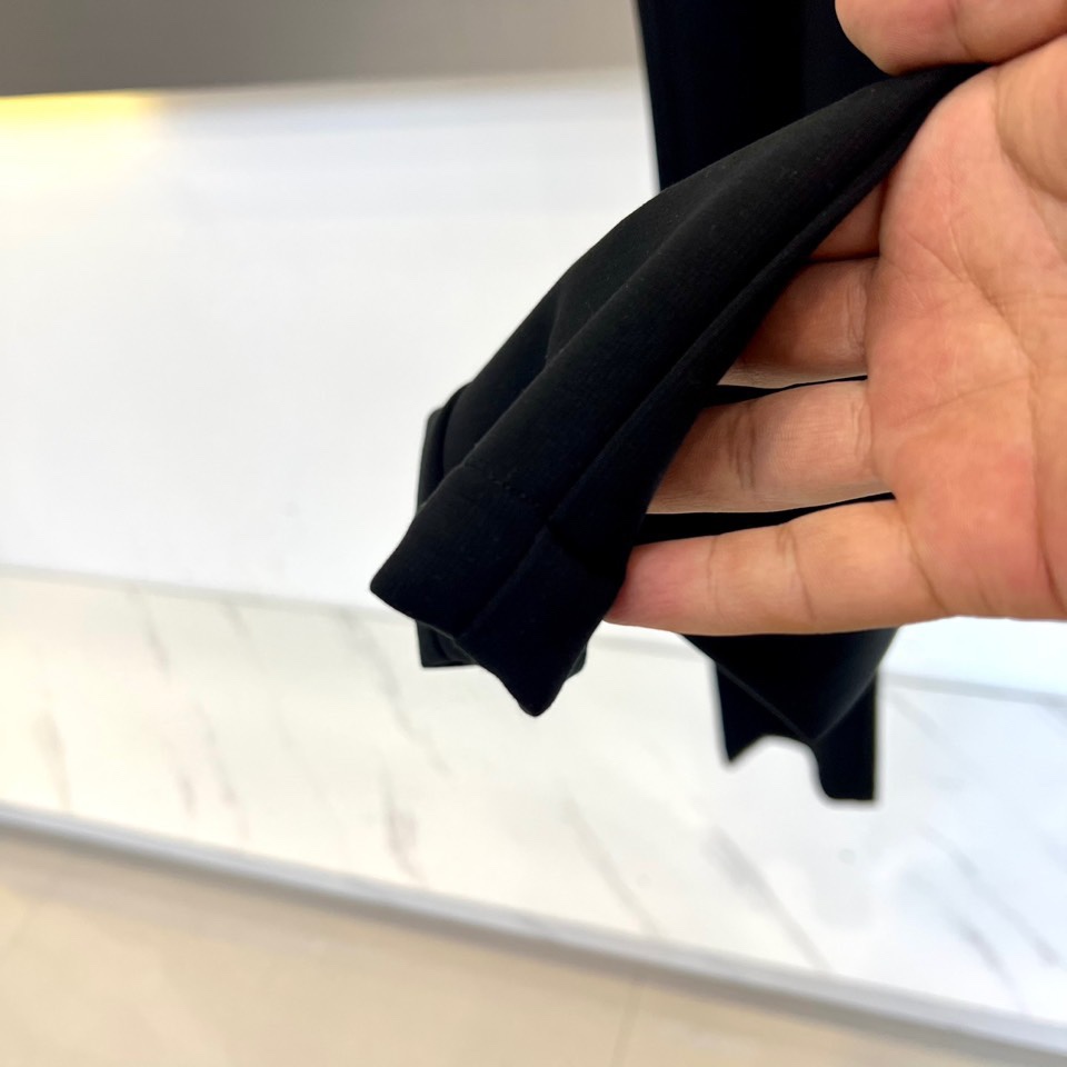 Lowe罗意威、2025秋冬新品休闲裤，以超柔面料重塑日常舒适的定义。本款采用柔和米白色调，呈现简约高级