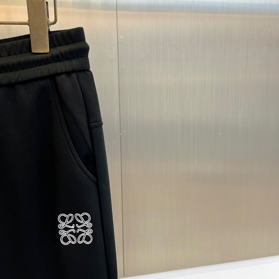 Lowe罗意威、2025秋冬新品休闲裤，以超柔面料重塑日常舒适的定义。本款采用柔和米白色调，呈现简约高级