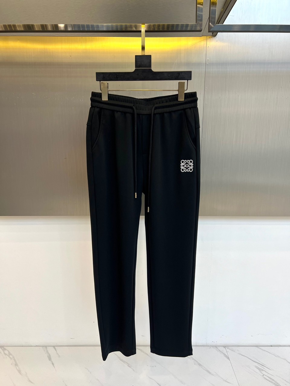 Lowe罗意威、2025秋冬新品休闲裤，以超柔面料重塑日常舒适的定义。本款采用柔和米白色调，呈现简约高级