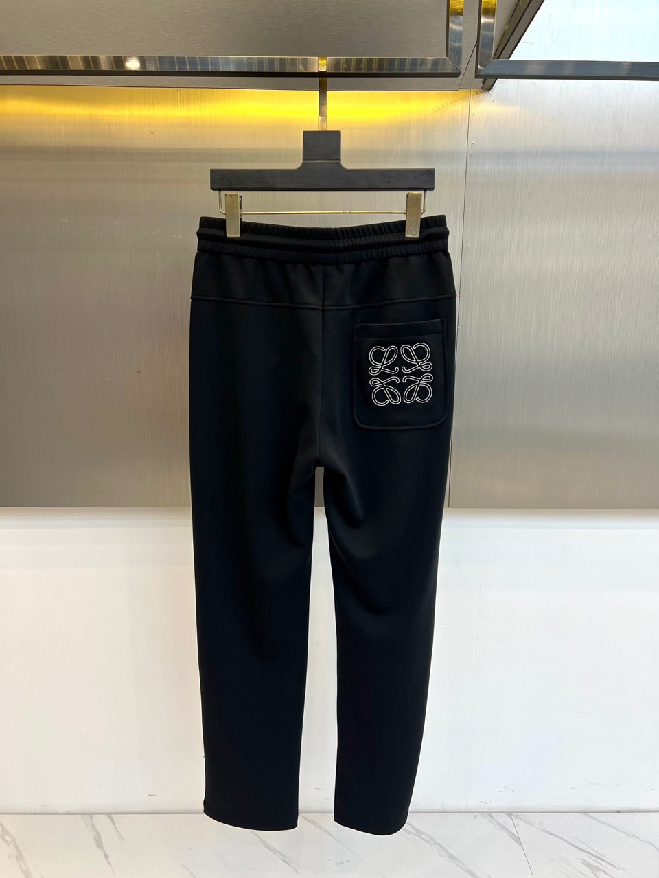 Lowe罗意威、2025秋冬新品休闲裤，以超柔面料重塑日常舒适的定义。本款采用柔和米白色调，呈现简约高级