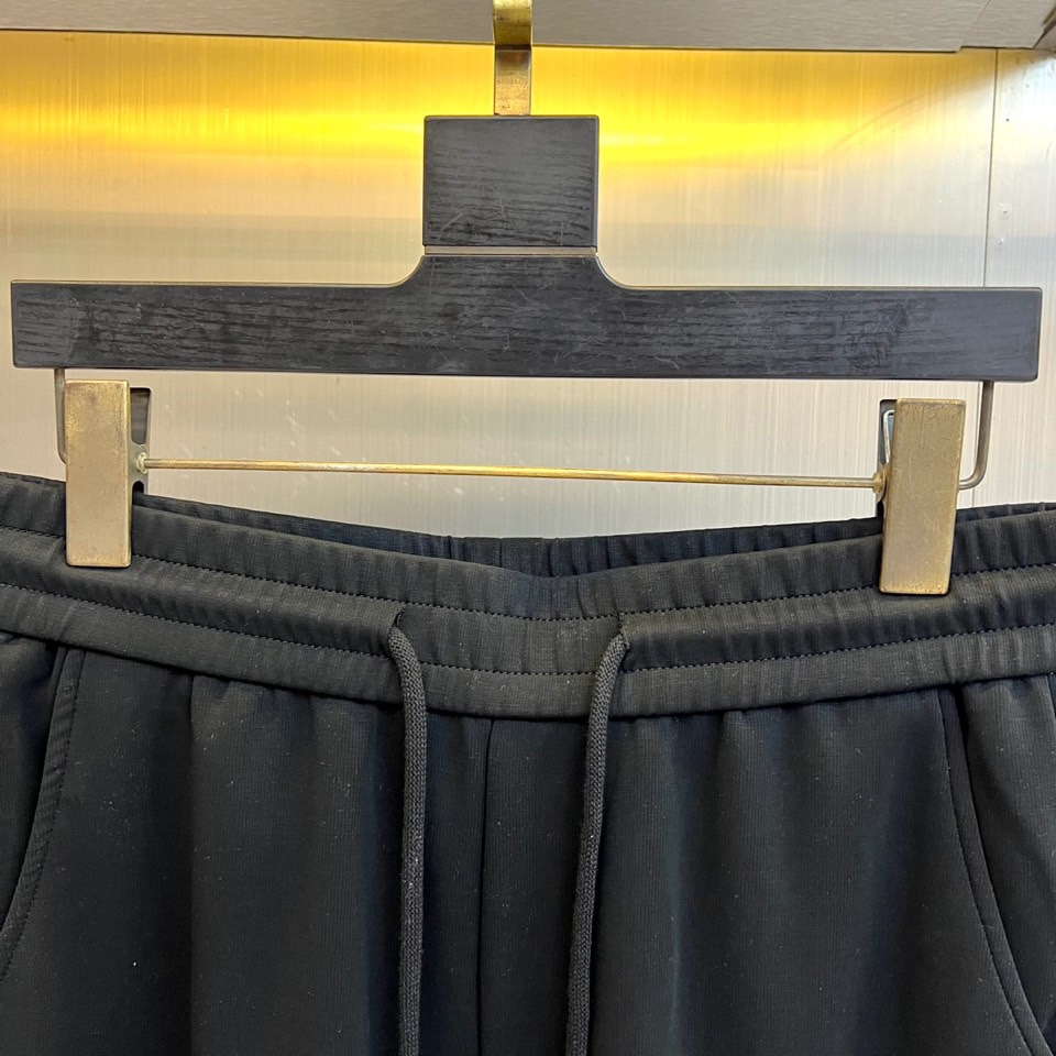 Lowe罗意威、2025秋冬新品休闲裤，以超柔面料重塑日常舒适的定义。本款采用柔和米白色调，呈现简约高级