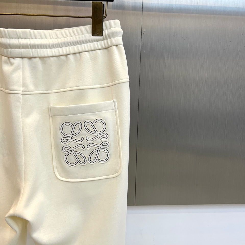 Lowe罗意威、2025秋冬新品休闲裤，以超柔面料重塑日常舒适的定义。本款采用柔和米白色调，呈现简约高级