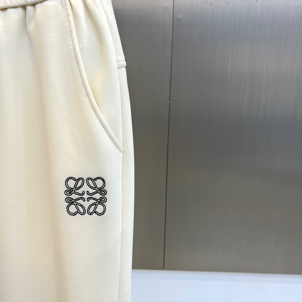 Lowe罗意威、2025秋冬新品休闲裤，以超柔面料重塑日常舒适的定义。本款采用柔和米白色调，呈现简约高级