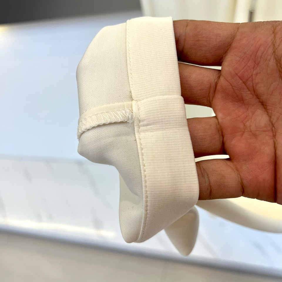 Lowe罗意威、2025秋冬新品休闲裤，以超柔面料重塑日常舒适的定义。本款采用柔和米白色调，呈现简约高级