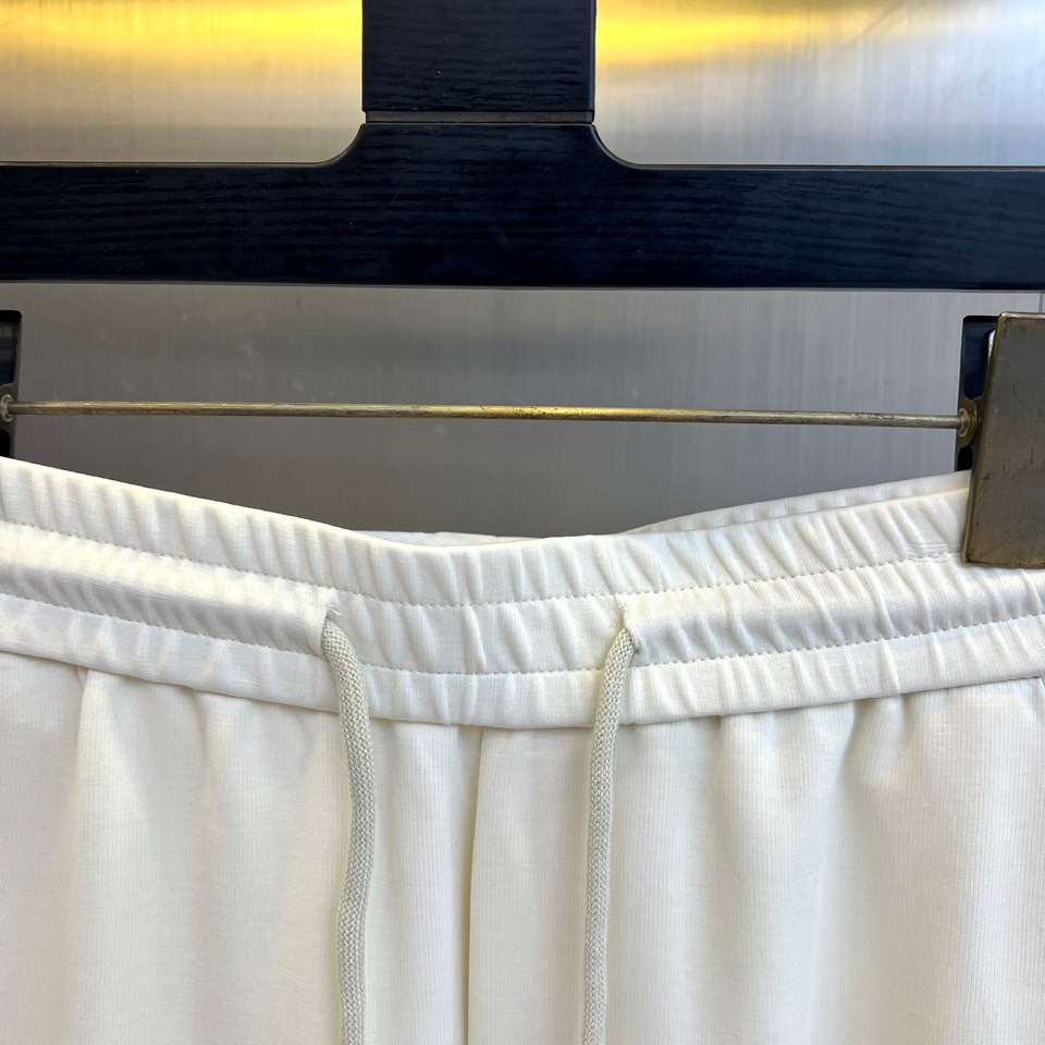 Lowe罗意威、2025秋冬新品休闲裤，以超柔面料重塑日常舒适的定义。本款采用柔和米白色调，呈现简约高级