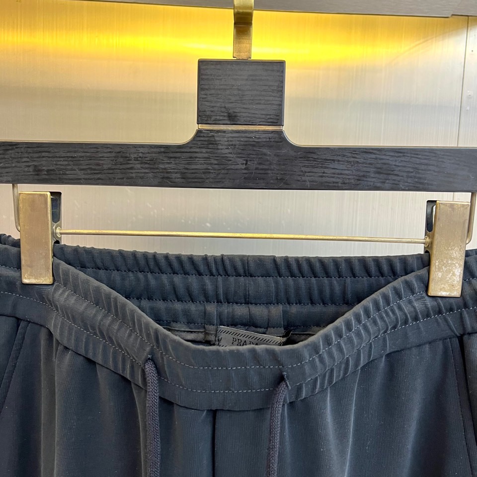 Prad普拉达、2025秋冬新品长裤，本品采用宽松垂坠的直筒廓形，线条流畅，营造随性而不失结构的优雅轮廓