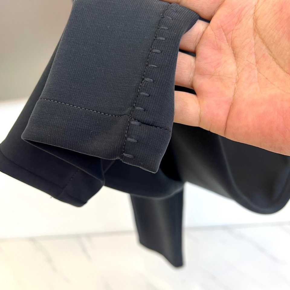 Prad普拉达、2025秋冬新品长裤，本品采用宽松垂坠的直筒廓形，线条流畅，营造随性而不失结构的优雅轮廓