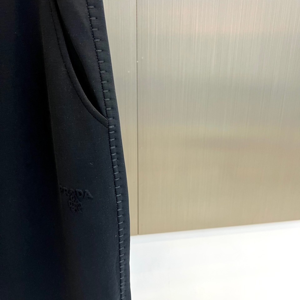 Prad普拉达、2025秋冬新品长裤，本品采用宽松垂坠的直筒廓形，线条流畅，营造随性而不失结构的优雅轮廓