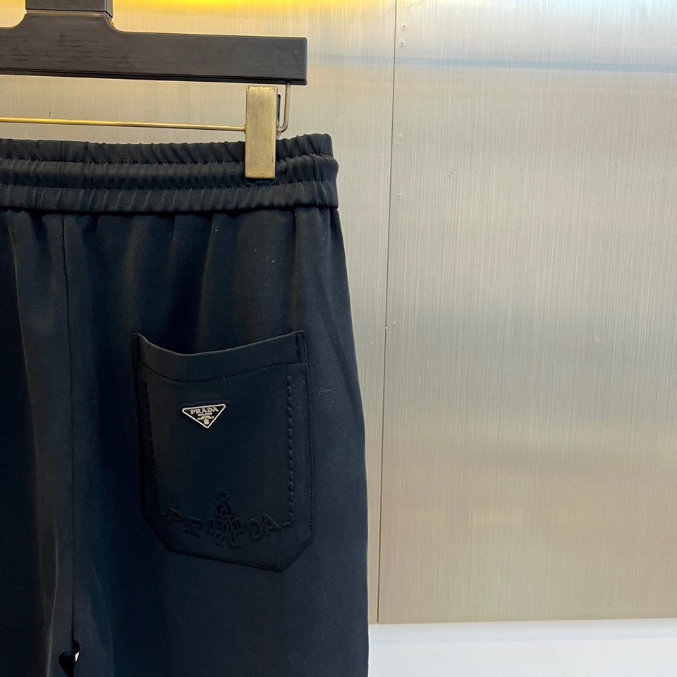 Prad普拉达、2025秋冬新品长裤，本品采用宽松垂坠的直筒廓形，线条流畅，营造随性而不失结构的优雅轮廓