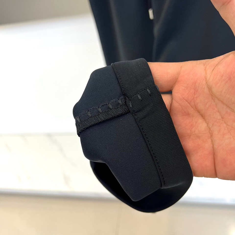 Prad普拉达、2025秋冬新品长裤，本品采用宽松垂坠的直筒廓形，线条流畅，营造随性而不失结构的优雅轮廓