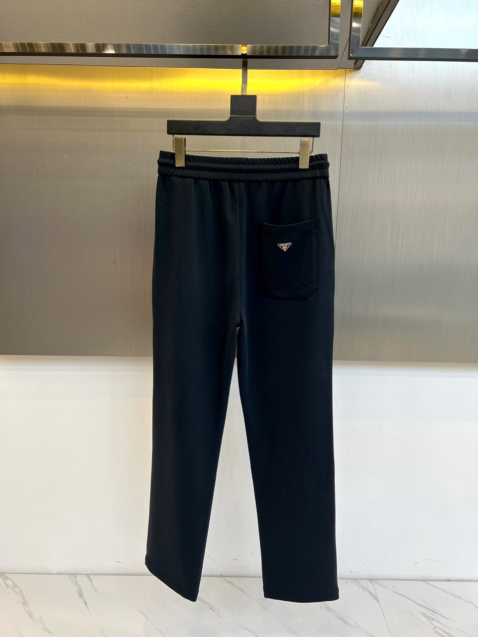 Prad普拉达、2025秋冬新品长裤，本品采用宽松垂坠的直筒廓形，线条流畅，营造随性而不失结构的优雅轮廓