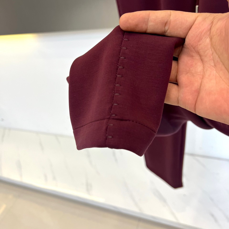 Prad普拉达、2025秋冬新品长裤，本品采用宽松垂坠的直筒廓形，线条流畅，营造随性而不失结构的优雅轮廓