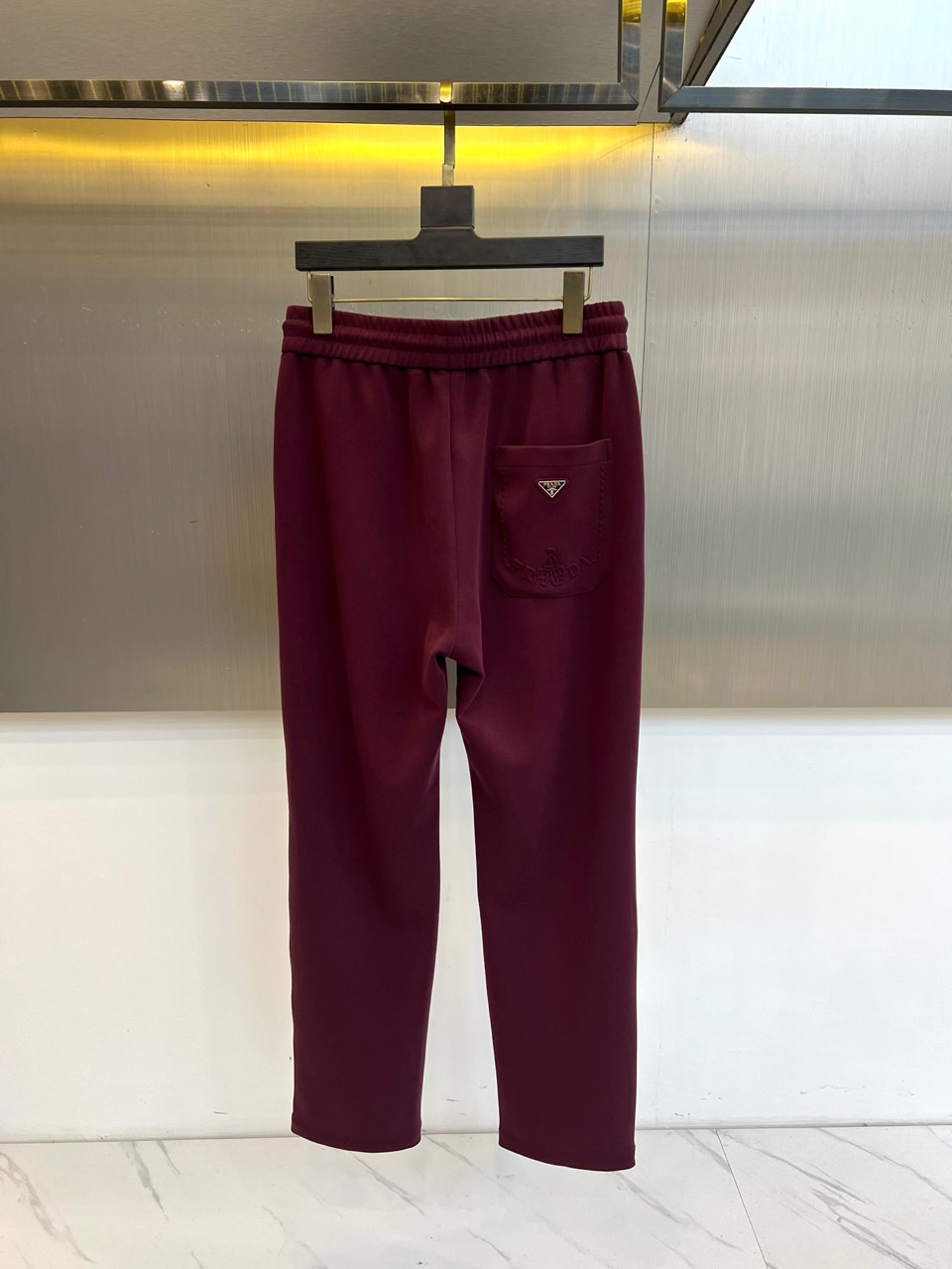 Prad普拉达、2025秋冬新品长裤，本品采用宽松垂坠的直筒廓形，线条流畅，营造随性而不失结构的优雅轮廓