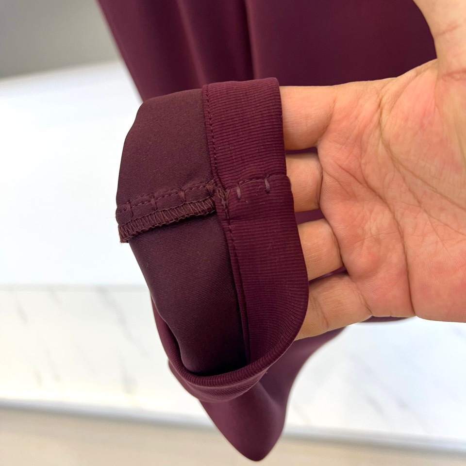 Prad普拉达、2025秋冬新品长裤，本品采用宽松垂坠的直筒廓形，线条流畅，营造随性而不失结构的优雅轮廓