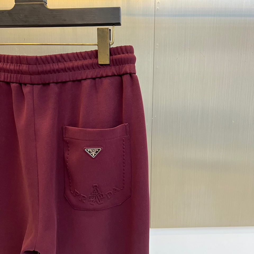 Prad普拉达、2025秋冬新品长裤，本品采用宽松垂坠的直筒廓形，线条流畅，营造随性而不失结构的优雅轮廓