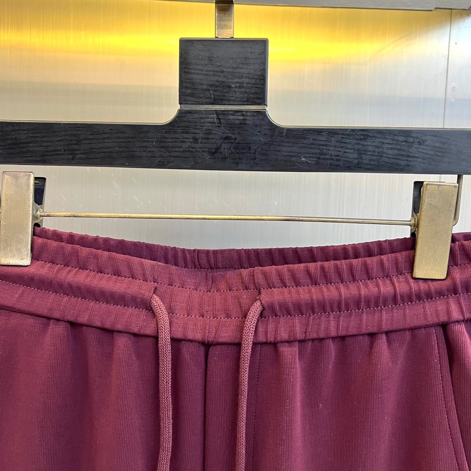 Prad普拉达、2025秋冬新品长裤，本品采用宽松垂坠的直筒廓形，线条流畅，营造随性而不失结构的优雅轮廓