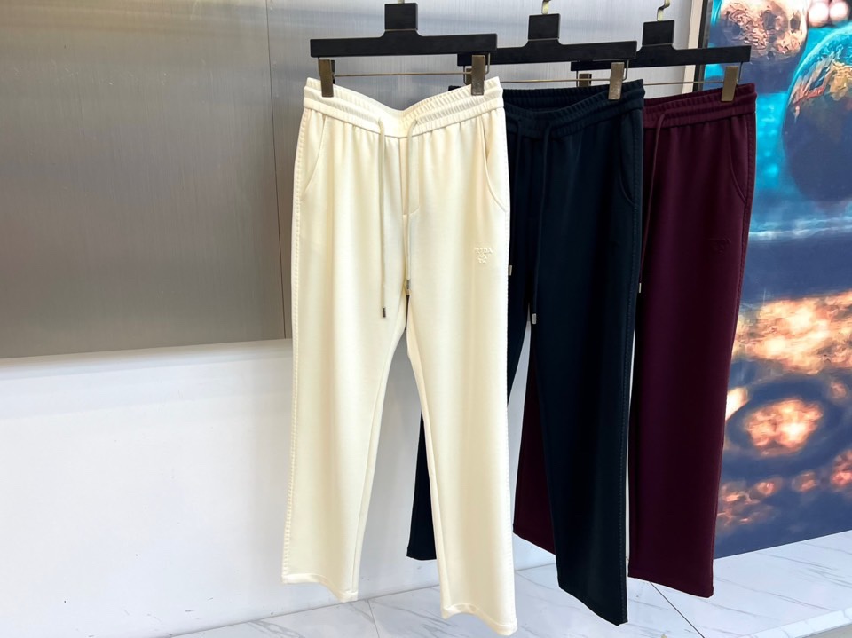 Prad普拉达、2025秋冬新品长裤，本品采用宽松垂坠的直筒廓形，线条流畅，营造随性而不失结构的优雅轮廓