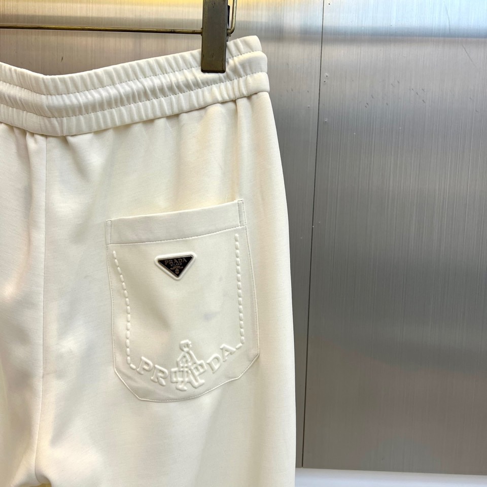 Prad普拉达、2025秋冬新品长裤，本品采用宽松垂坠的直筒廓形，线条流畅，营造随性而不失结构的优雅轮廓