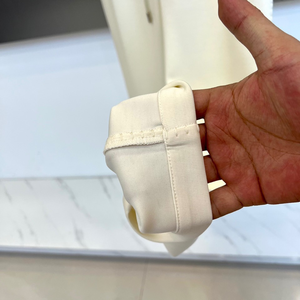 Prad普拉达、2025秋冬新品长裤，本品采用宽松垂坠的直筒廓形，线条流畅，营造随性而不失结构的优雅轮廓