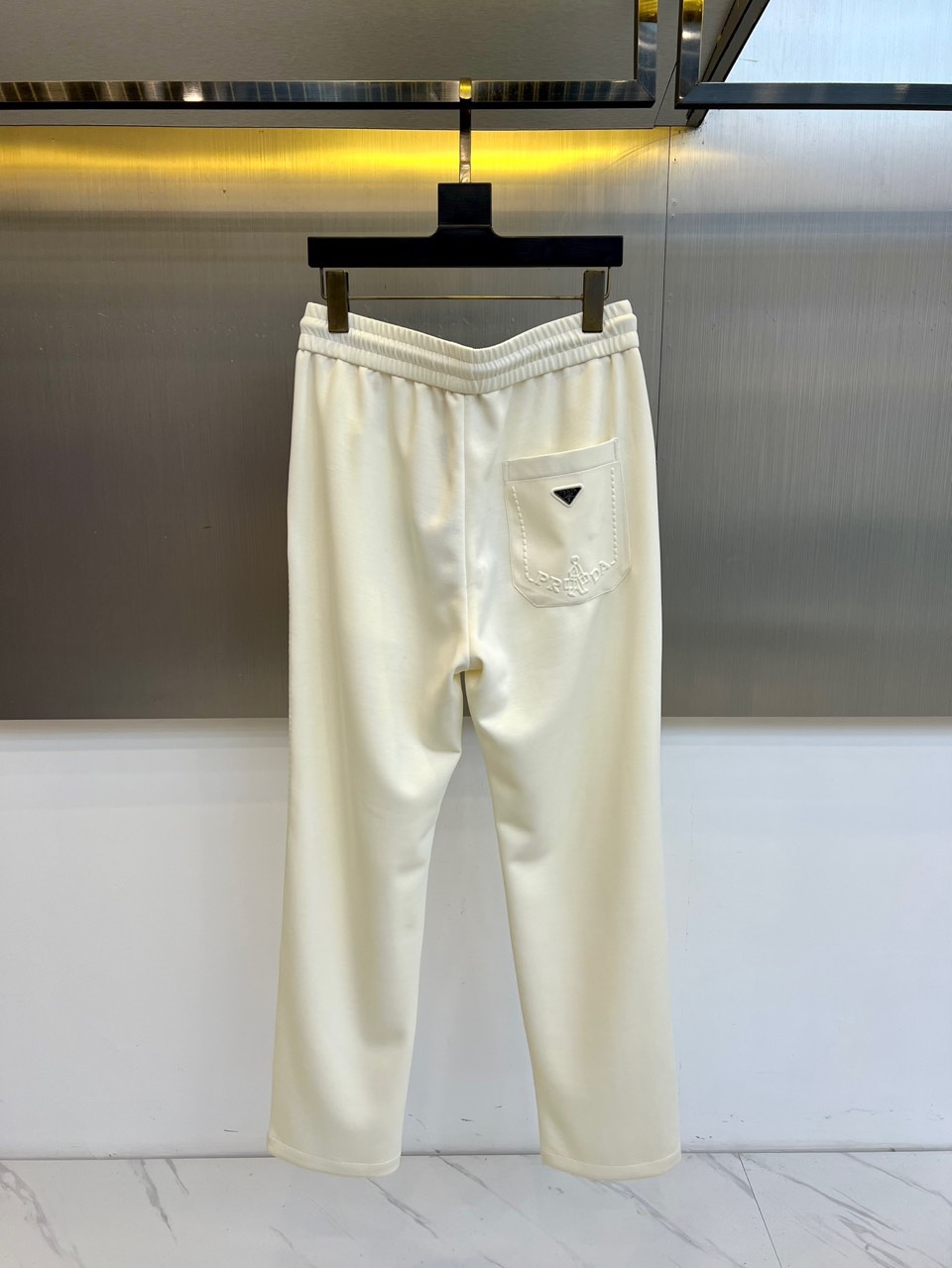 Prad普拉达、2025秋冬新品长裤，本品采用宽松垂坠的直筒廓形，线条流畅，营造随性而不失结构的优雅轮廓