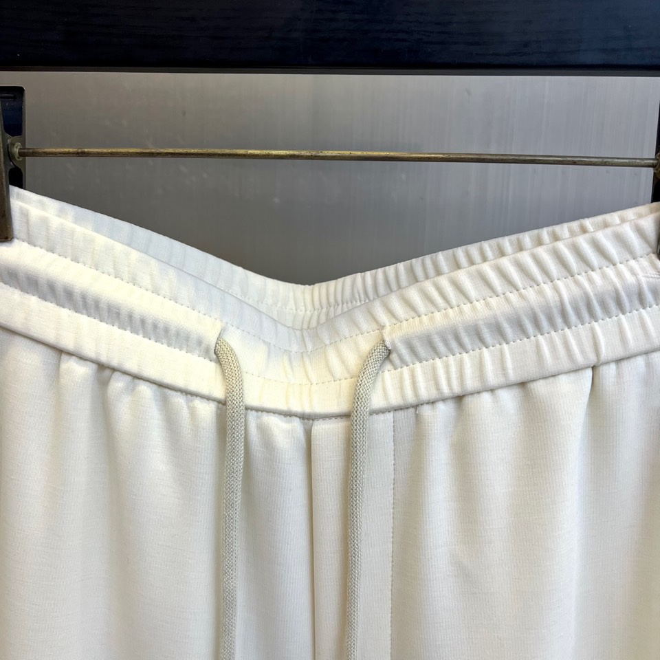 Prad普拉达、2025秋冬新品长裤，本品采用宽松垂坠的直筒廓形，线条流畅，营造随性而不失结构的优雅轮廓