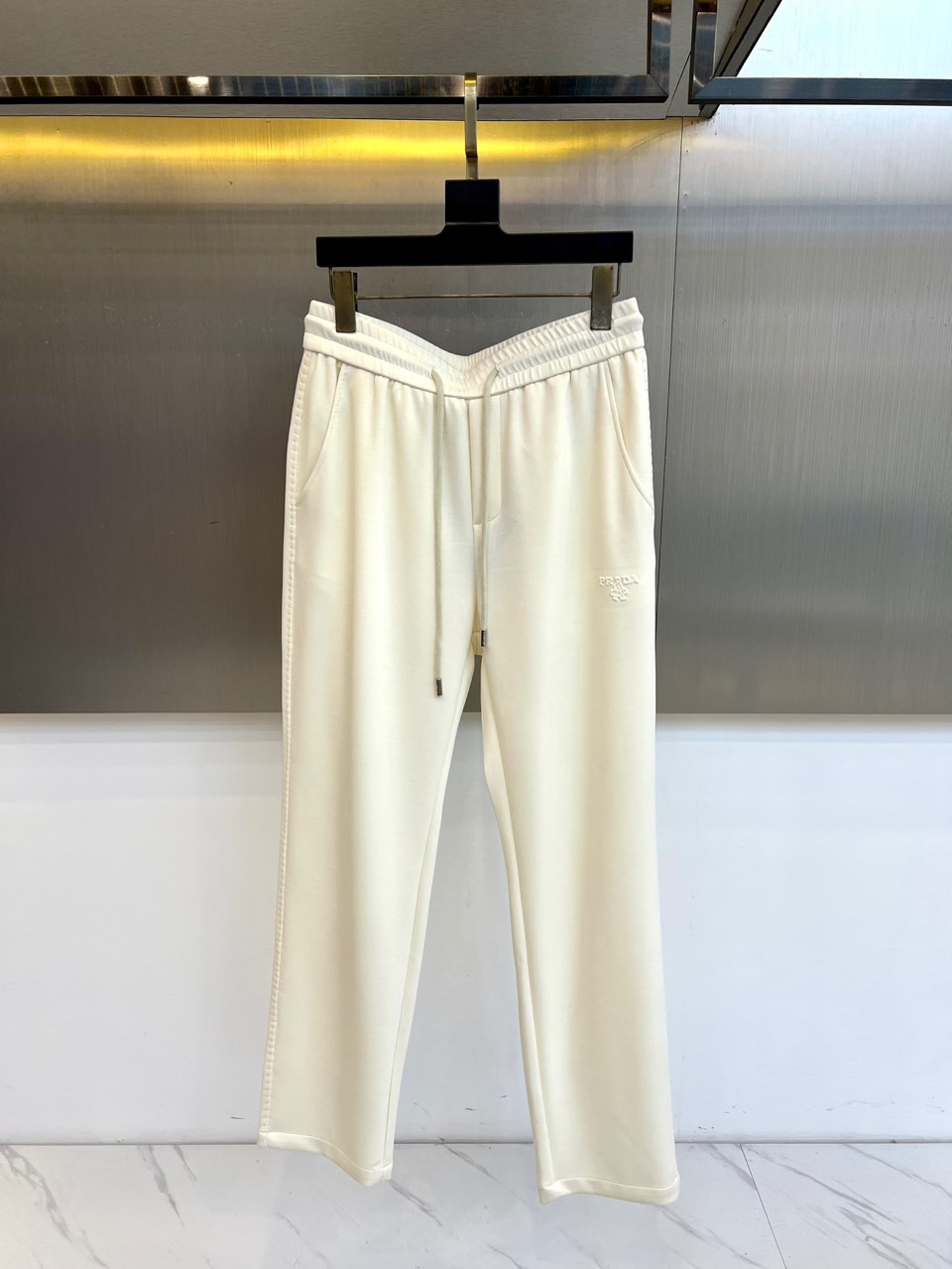 Prad普拉达、2025秋冬新品长裤，本品采用宽松垂坠的直筒廓形，线条流畅，营造随性而不失结构的优雅轮廓