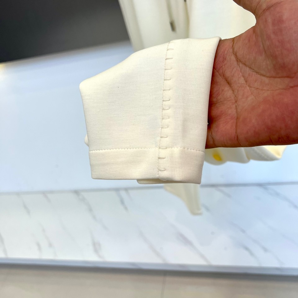 Prad普拉达、2025秋冬新品长裤，本品采用宽松垂坠的直筒廓形，线条流畅，营造随性而不失结构的优雅轮廓