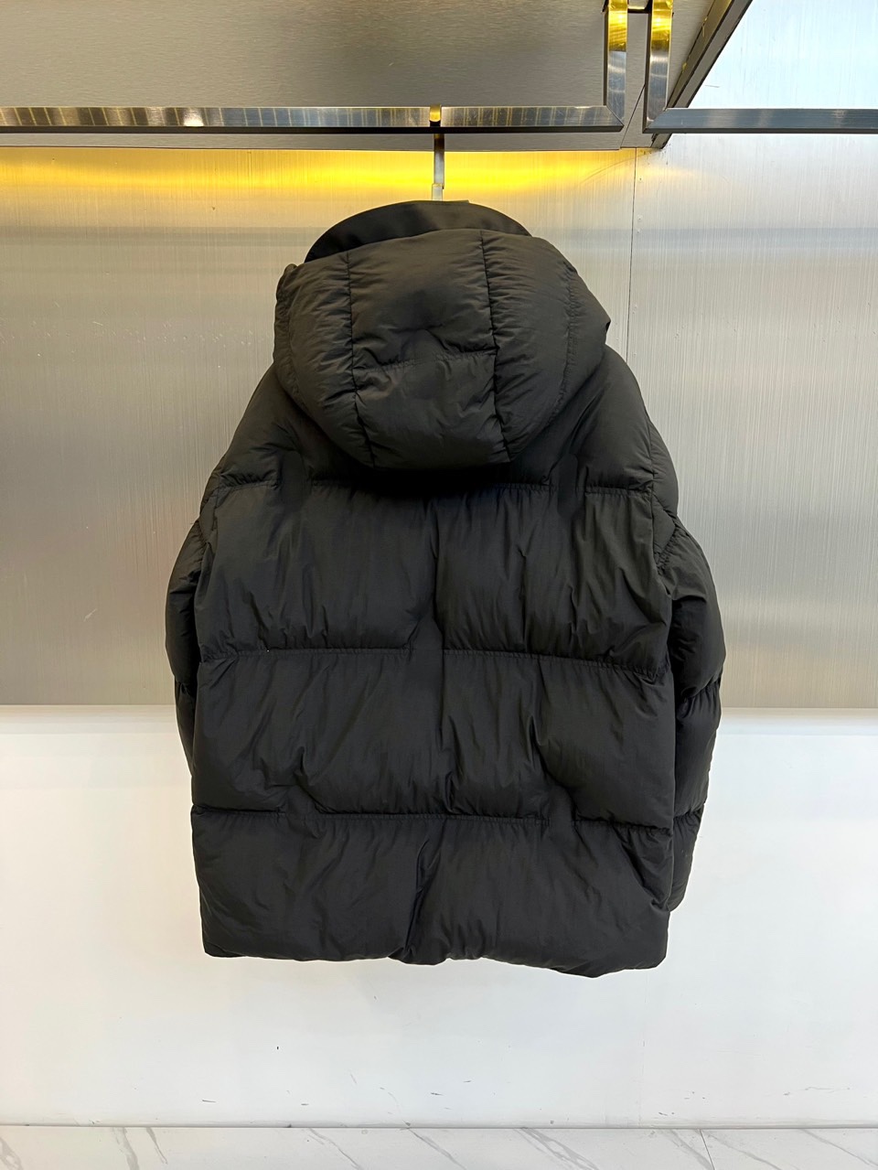 Zegna杰尼亚（鹅绒）、2025秋冬新品羽绒服，以简约轮廓演绎当代休闲风格。整体采用宽松剪裁的黑色设计