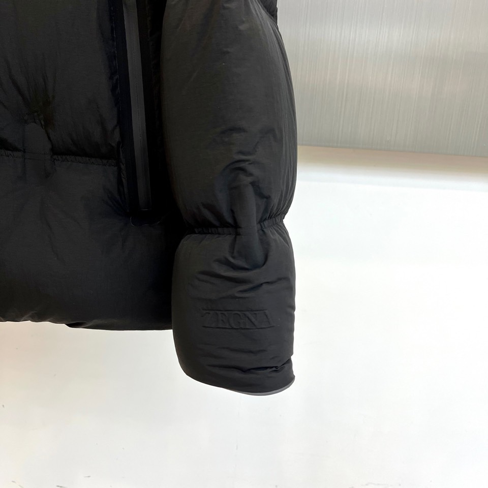 Zegna杰尼亚（鹅绒）、2025秋冬新品羽绒服，以简约轮廓演绎当代休闲风格。整体采用宽松剪裁的黑色设计