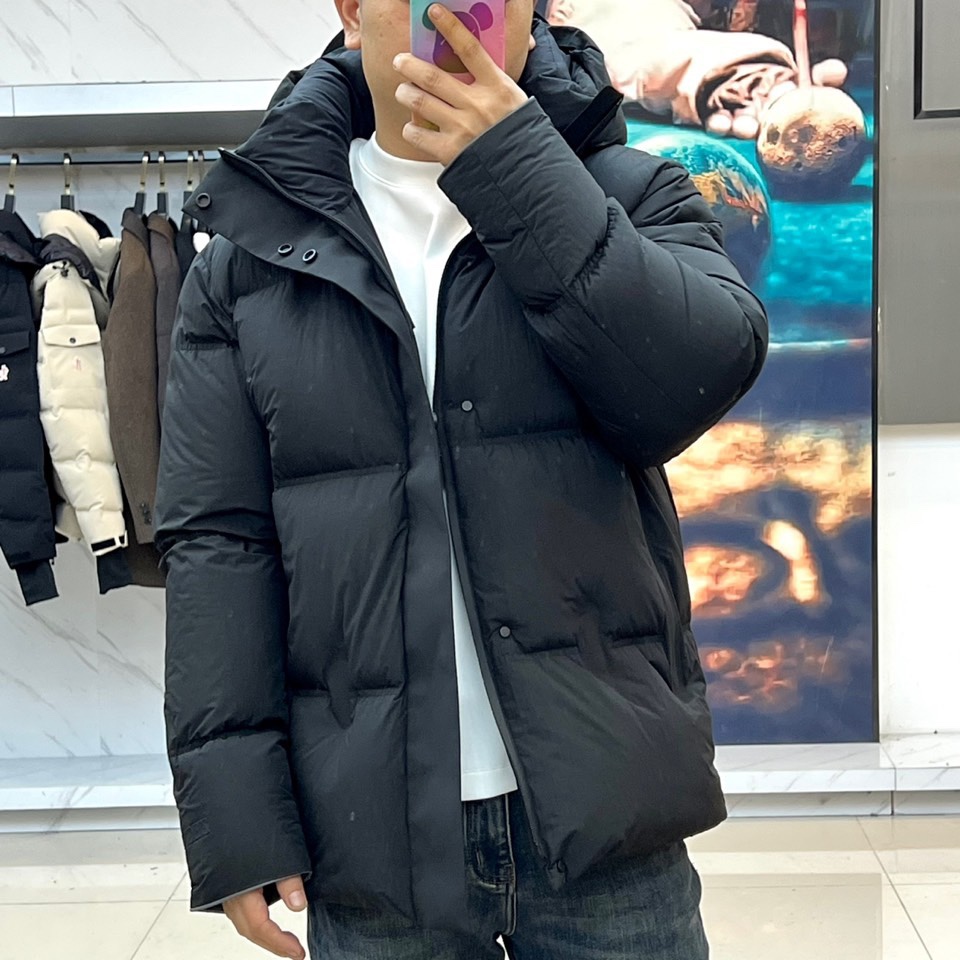 Zegna杰尼亚（鹅绒）、2025秋冬新品羽绒服，以简约轮廓演绎当代休闲风格。整体采用宽松剪裁的黑色设计