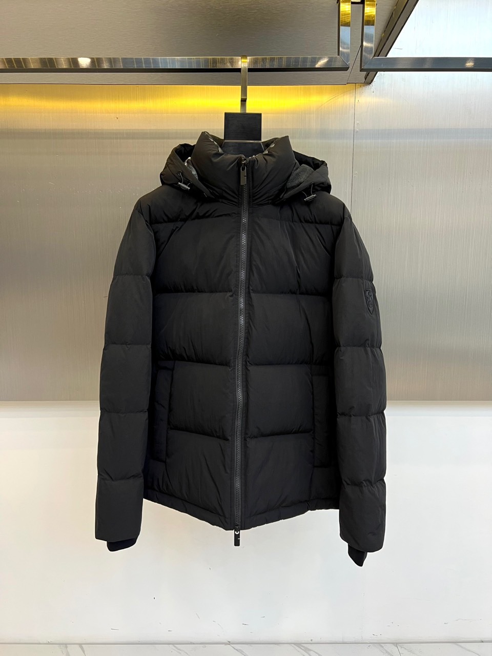 Bur巴宝莉、2025秋冬新品休闲羽绒服，以标志性黑色演绎当代都市格调。本季主打宽松廓形，线条流畅包容，