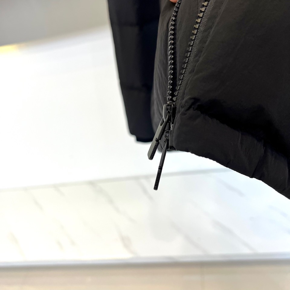 Bur巴宝莉、2025秋冬新品休闲羽绒服，以标志性黑色演绎当代都市格调。本季主打宽松廓形，线条流畅包容，