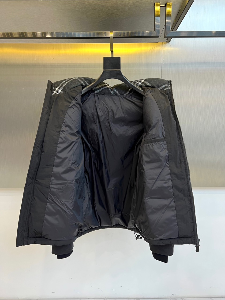Bur巴宝莉、2025秋冬新品休闲羽绒服，以标志性黑色演绎当代都市格调。本季主打宽松廓形，线条流畅包容，