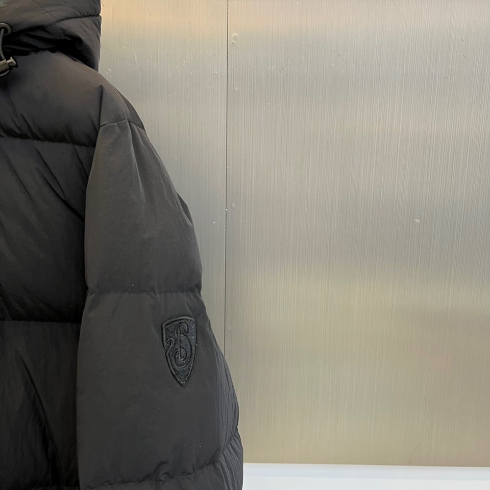 Bur巴宝莉、2025秋冬新品休闲羽绒服，以标志性黑色演绎当代都市格调。本季主打宽松廓形，线条流畅包容，