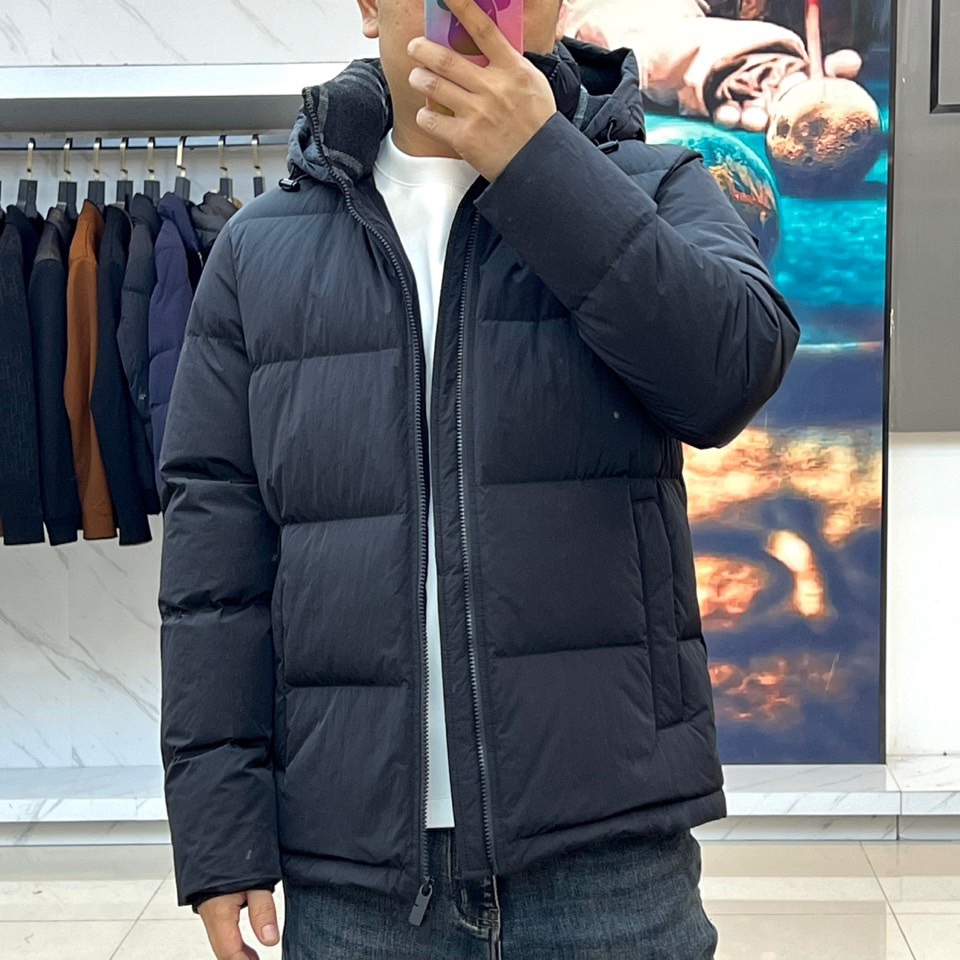 Bur巴宝莉、2025秋冬新品休闲羽绒服，以标志性黑色演绎当代都市格调。本季主打宽松廓形，线条流畅包容，