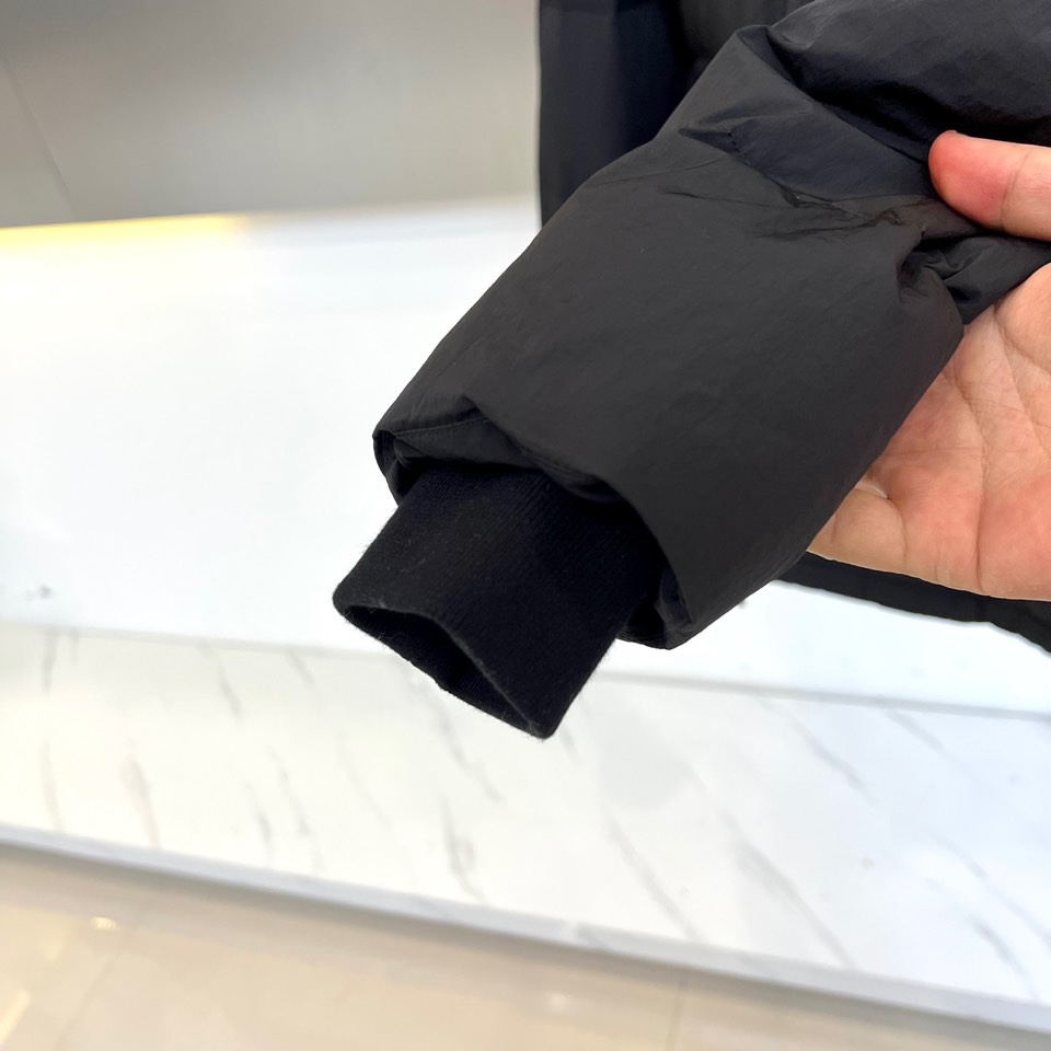 Bur巴宝莉、2025秋冬新品休闲羽绒服，以标志性黑色演绎当代都市格调。本季主打宽松廓形，线条流畅包容，