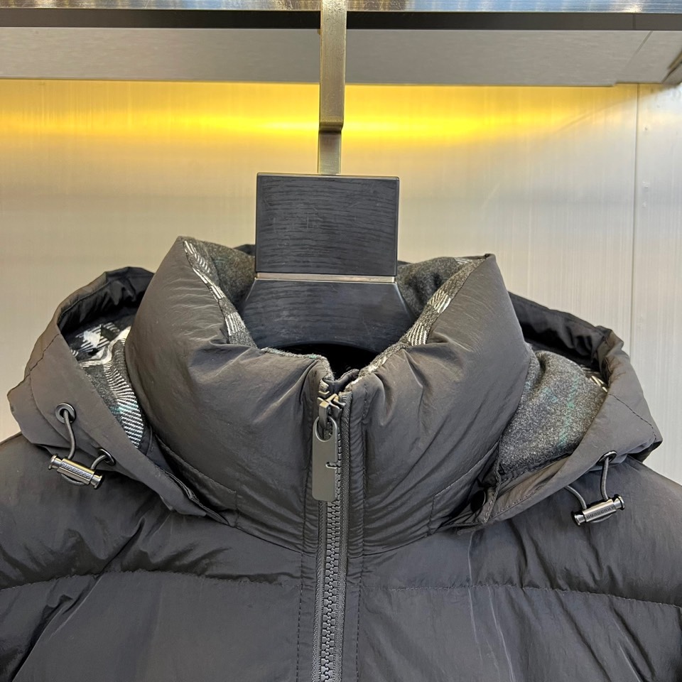 Bur巴宝莉、2025秋冬新品休闲羽绒服，以标志性黑色演绎当代都市格调。本季主打宽松廓形，线条流畅包容，