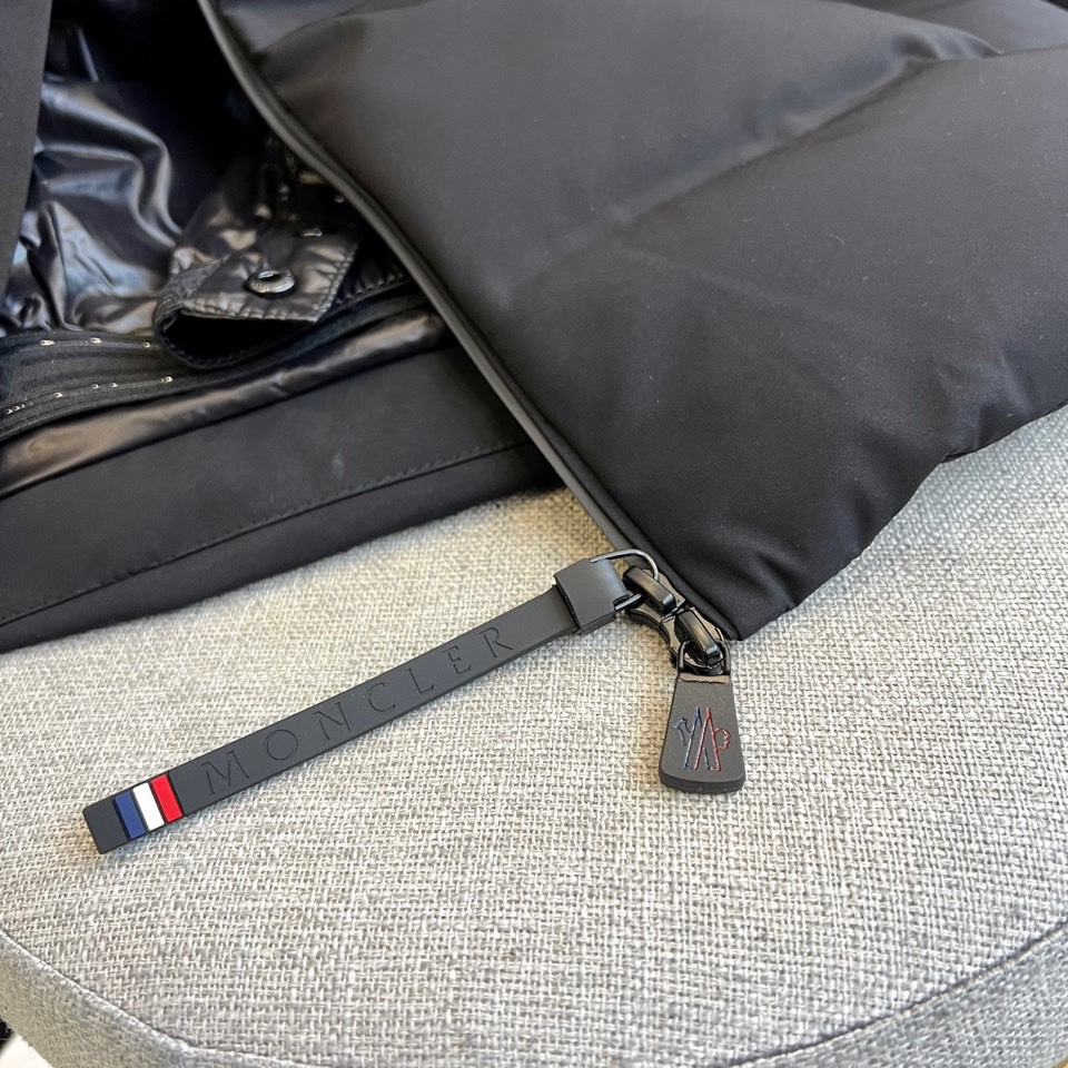 Moncler蒙口（鹅绒）、 Montgetech男士短款羽绒夹克外套。Montgetech短款羽绒夹克